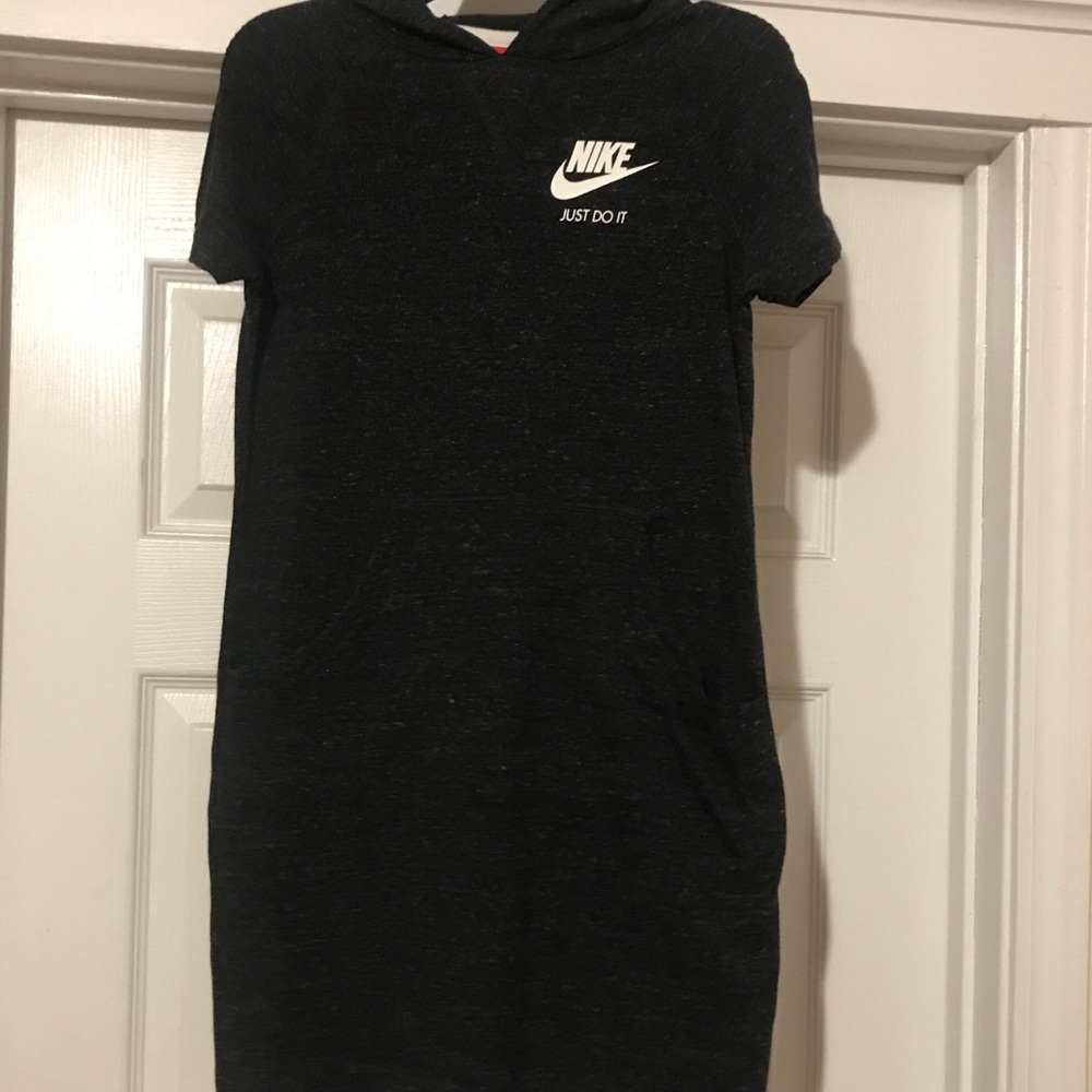 Girls Nike Medium dress with pockets/hood
